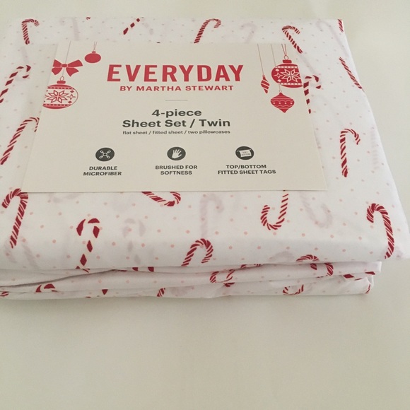 NEW TWIN Size Set 4pc Flat, Fitted, 2 Pillowcases - Candy Canes | Martha Stewart - Picture 3 of 5